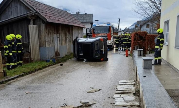 Das Fahrzeug der Frau blieb auf der Seite liegen. (Foto: FF Roith)