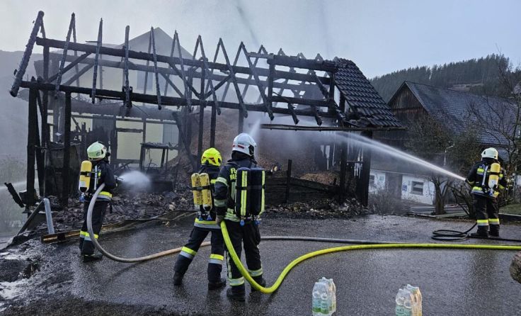 Die Feuerwehrleute konnten das Hauptgebäude vor den Flammen schützen. (Foto: Bfkdo Amstetten)