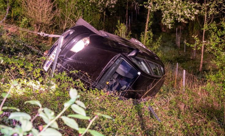 Der Wagen blieb auf der Fahrerseite liegen. (Foto: TEAM FOTOKERSCHI.AT / SIMON BRANDSTÄTTER)