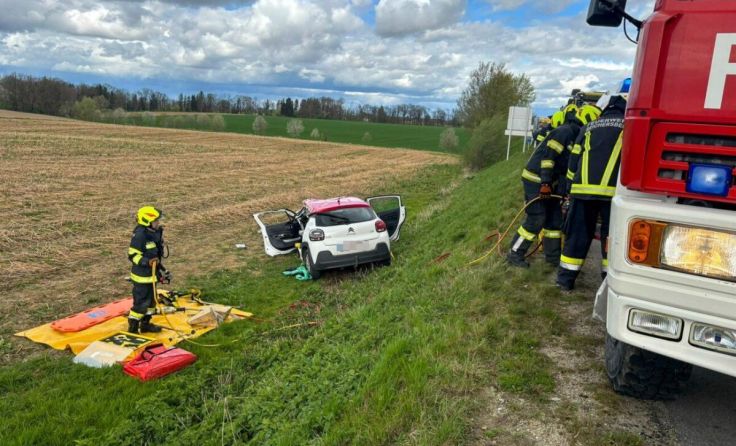 Die Feuerwehr rettete die Frau aus dem Auto. (Foto: Pressefoto Scharinger/Daniel Scharinger)
