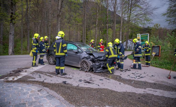 Die Feuerwehr räumte die Unfallstelle. (Foto: TEAM FOTOKERSCHI.AT / DAVID RAUSCHER)
