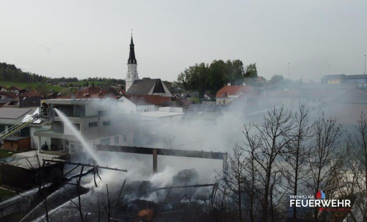 Die Halle wurde ein Raub der Flammen. (Foto: FF Ried)