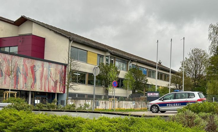 Die Polizei vor Ort in der betroffenen Schule (Foto: TEAM FOTOKERSCHI.AT / MARTIN SCHARINGER)