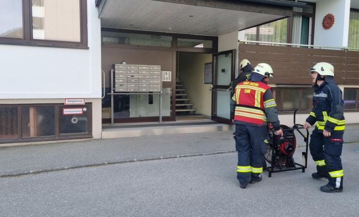 Der Hochleistungslüfter blies den Rauch aus dem Stiegenhaus. (Foto: www.ff-badischl.at)