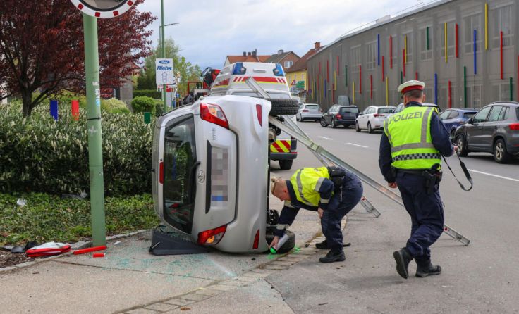 Eines der beiden Unfallautos kippte auf die Seite. (Foto: laumat.at / Matthias Lauber)