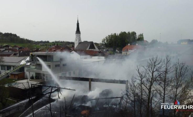 Die Halle ist komplett niedergebrannt. (Foto: FF Ried)