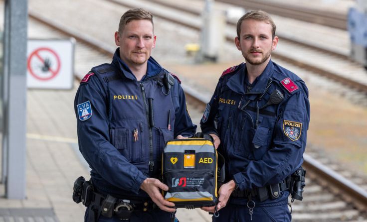 Patrick und Sebastian retteten der Frau das Leben. (Foto: LPD OÖ/ Michael Dietrich)