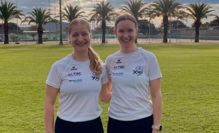 Magdalena Bauer (l.) und Tanja Gahleitner am Sportplatz in Windhoek, Namibia (Foto: Magdalena Bauer)