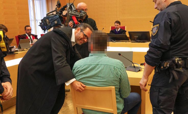 Der Angeklagte (40) muss sich wegen Mordes verantworten. (Foto: laumat/Matthias Lauber)