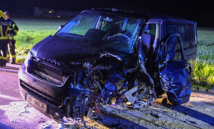 Die Unfallfahrzeuge wurden schwer beschädigt. (Foto: laumat/Matthias Lauber)