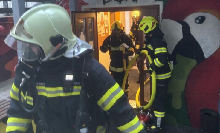 Feuerwehrleute gingen mit Atemschutz in das Gebäude. (Foto: FF Puchenau)