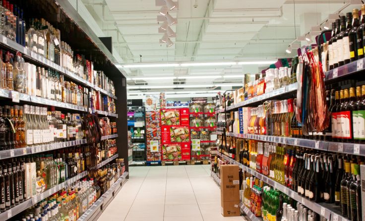 Alkoholregale in einem Supermarkt (Foto: unclepodger/stock.adobe.com)
