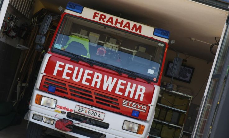 Die Feuerwehren Fraham und Steinholz eilten der Frau zu Hilfe. (Foto: laumat/Matthias Lauber)