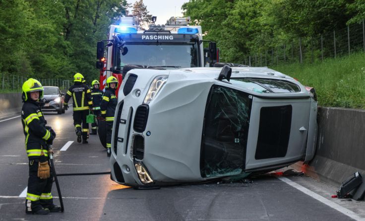 Der Wagen blieb auf der Fahrerseite liegen. (Foto: laumat/Matthias Lauber)