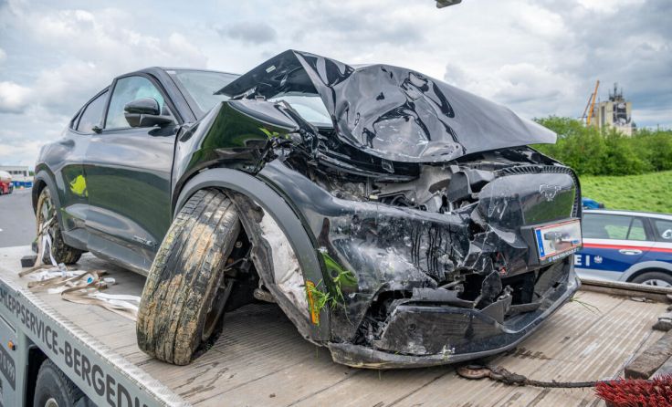 Das Auto wurde schwer beschädigt. (Foto: TEAM FOTOKERSCHI.AT / DAVID RAUSCHER)