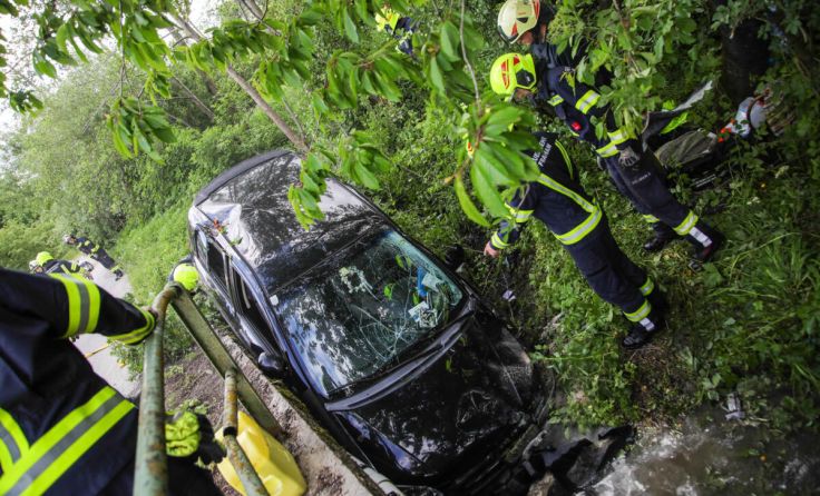Die Feuerwehr barg den Unfallwagen. (Foto: laumat/Christian Schürrer)