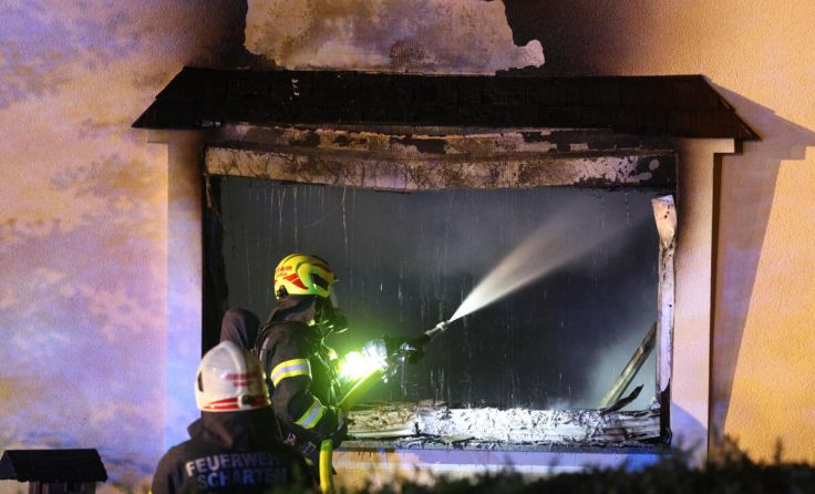 Zwölf Feuerwehren löschten das Haus. (Foto: laumat/Matthias Lauber)
