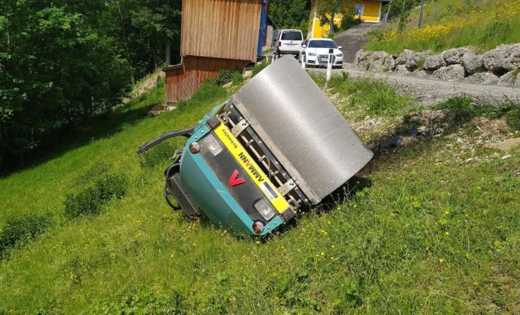 Der Fahrer der Walze konnte noch rechtzeitig abspringen. (Foto: Bfkdo / FF Sonntagberg)