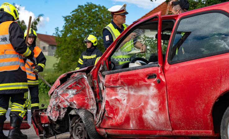 Der Unfallwagen wurde schwer beschädigt. (Foto: TEAM FOTOKERSCHI.AT / MARTIN SCHARINGER)