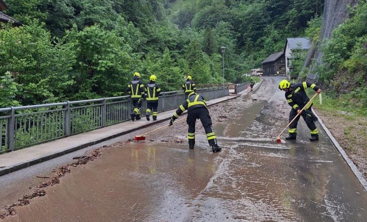 Die kurzen aber äußerst heftigen Regenschauer hatten gravierende Folgen. (Foto: Bfkdo Amstetten)