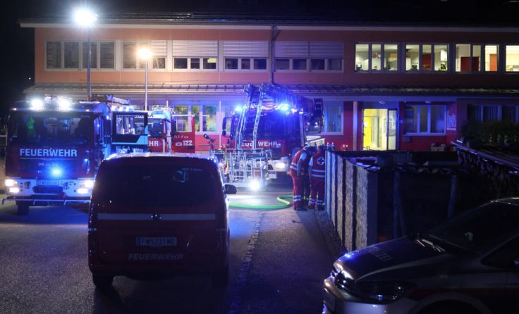 Großer Einsatz Montagabend in der Mittelschule in St. Agatha. (Foto: laumat/Matthias Lauber)