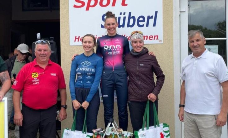 Selina Zeller (mitte) fuhr zum Sieg in ihrer Klasse. (Foto: Markus Breitenfellner)