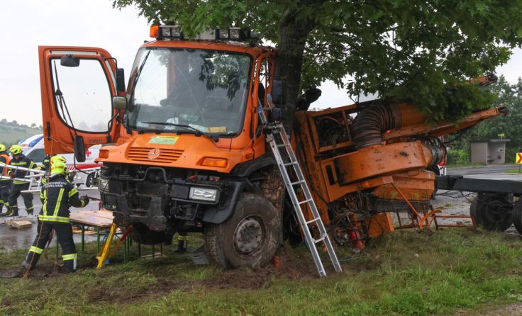 Die Feuerwehr musste den Fahrer aus dem Lkw befreien. (Foto: laumat/Matthias Lauber)