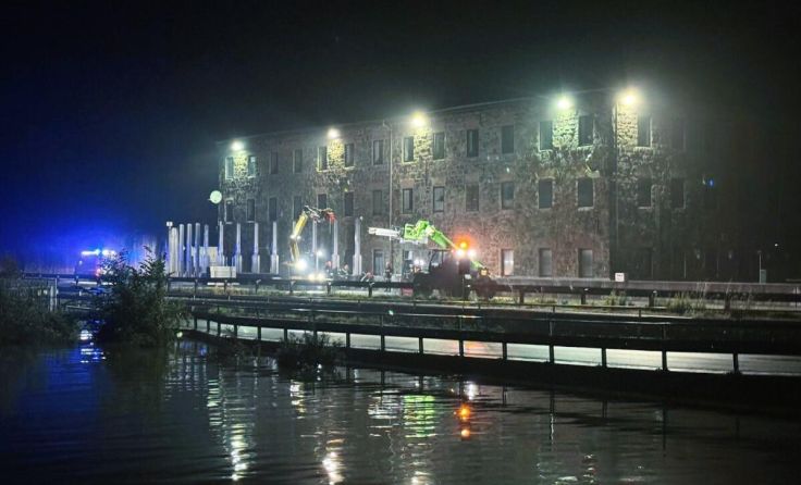 In der Nacht wurde der mobile Schutzdamm aufgebaut. (Foto: FF Saxen)