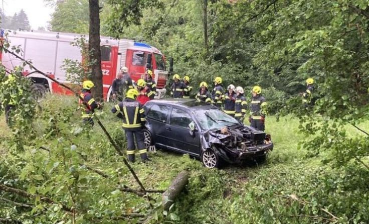 Die Feuerwehr Rottenegg barg das Unfallauto. (Foto: FF Rottenegg)