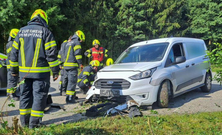 Die Autofahrerin überstand den Zusammenstoß unverletzt. (Foto: FF Pimpfing)