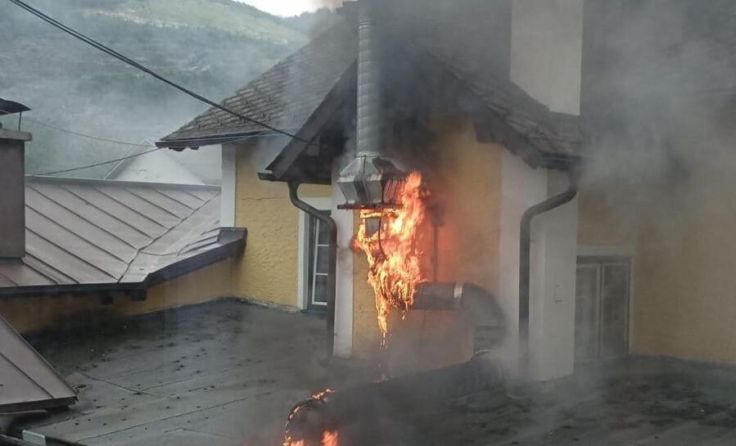 Über den Dunstabzug breitete sich das Feuer aufs Dach aus. (Foto: FF Ebensee)