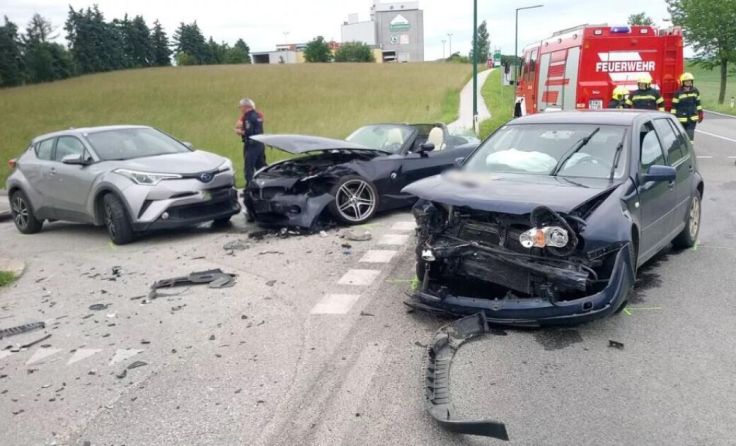 Die Unfallstelle mit den beschädigten Autos (Foto: TEAM FOTOKERSCHI.AT / PRIVAT)