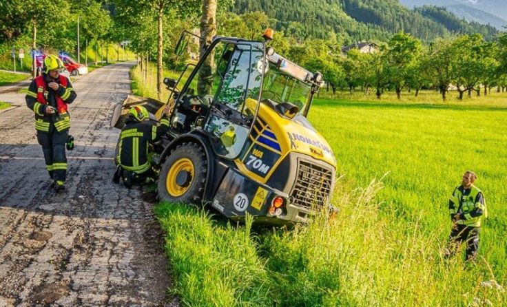 Der Radlader war stecken geblieben. (Foto: FF Windischgarsten)