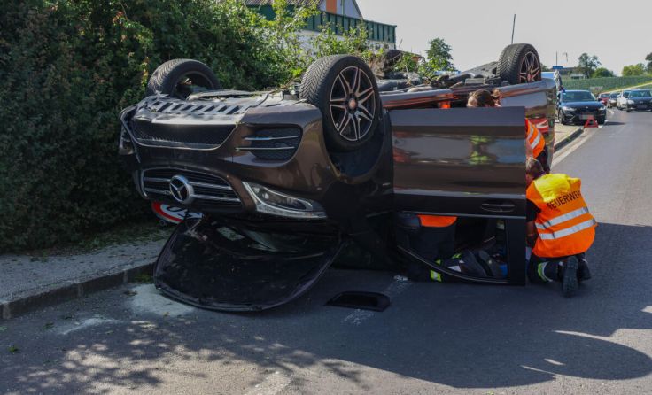 Das Fahrzeug blieb am Dach liegen, der Lenker unverletzt. (Foto: laumat/Matthias Lauber)