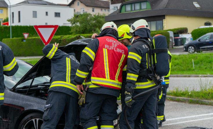 Die Feuerwehren kühlten den stark erhitzen Unterboden. (Foto: TEAM FOTOKERSCHI.AT / AMATO GABRIEL)