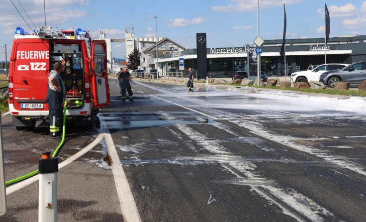 Die Straße musste gesperrt und gereinigt werden. (Foto: laumat/Matthias Lauber)