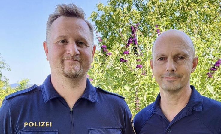 Die beiden Lebensretter von der Polizei (Foto: LPD OÖ/Facebook)