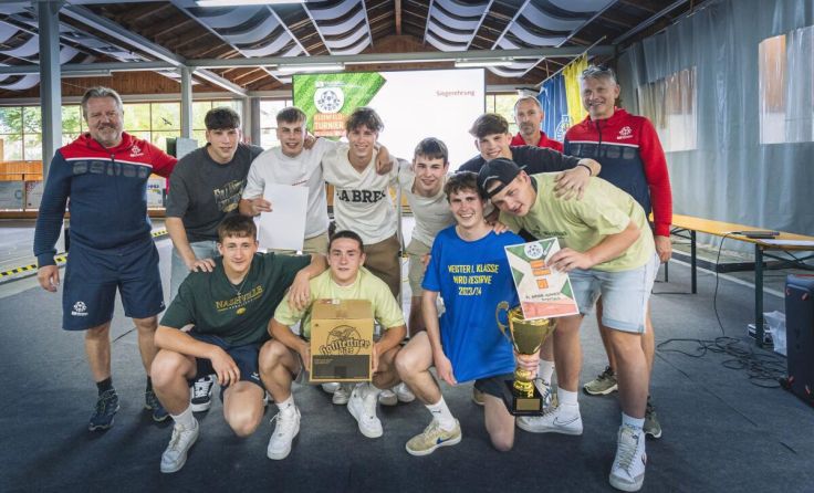 Die siegreichen FC Windorf Klimabloc Potentials bei der Siegerehrung (Foto: Niki Hartl)