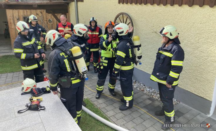 Die Feuerwehrleute am Einsatzort (Foto: FF Lasberg)