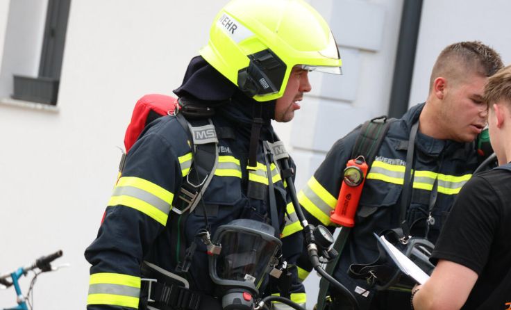 Die Feuerwehrleute hatten die Flammen schnell im Griff. (Foto: laumat.at / Matthias Lauber)