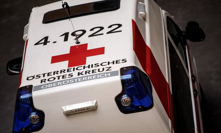 Die Rettung brachte den Verletzten nach Braunau ins Krankenhaus. (Foto: Weihbold (Symbolfoto))