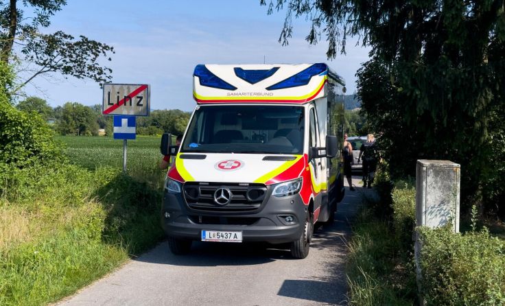 Rettung und Notarzt brachten den Pensionisten ins Krankenhaus. (Foto: TEAM FOTOKERSCHI.AT)