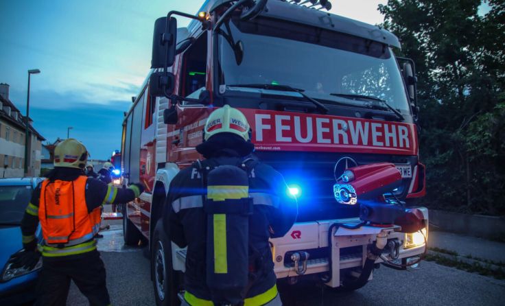 Die Feuerwehr beim Kellerbrand (Foto: laumat/Matthias Lauber)