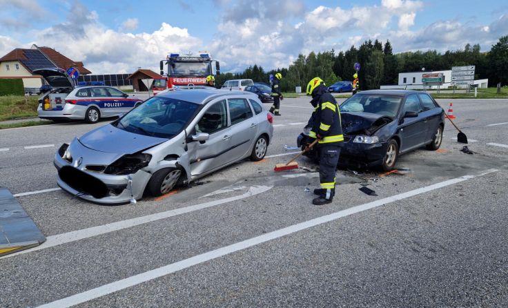 Eine Person wurde durch den Zusammenprall verletzt. (Foto: FF Plöcking)