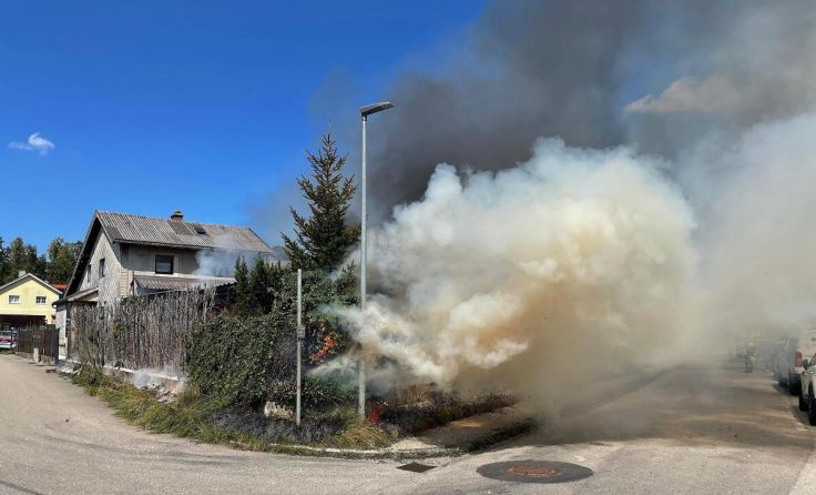 Der Rauch war auch schon von weitem zu sehen. (Foto: TEAM FOTOKERSCHI / KLAUS MADER)