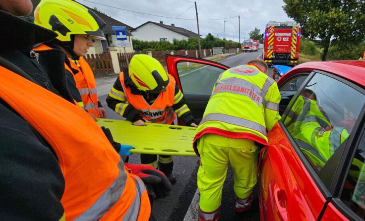 Feuerwehr und Samariterbund holten die Frau aus ihrem Wagen. (Foto: Hermann Kollinger)