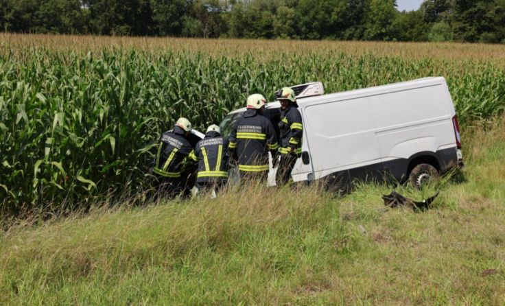 Die Feuerwehr räumte die Unfallstelle. (Foto: Pressefoto Scharinger/Daniel Scharinger)