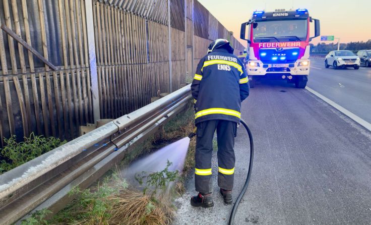 Die Feuerwehr bei den Nachlöscharbeiten. (Foto: TEAM FOTOKERSCHI / KERSCHBAUMMAYR)