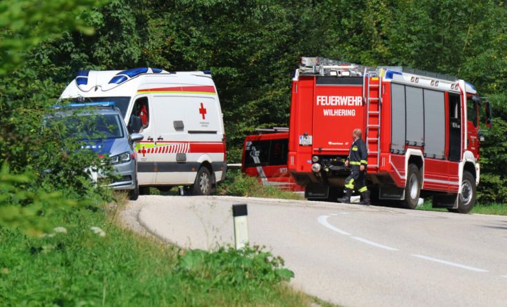 Die Feuerwehr brachte die Frau aus dem Wald zu einem Parkplatz. (Foto: laumat/Matthias Lauber)
