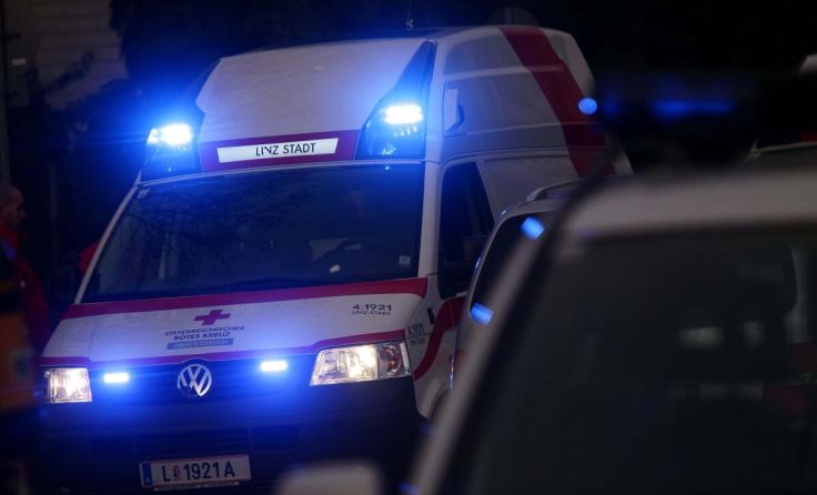 Die Rettung brachte den Mann ins Linzer Unfallkrankenhaus. (Foto: Weihbold (Symbolfoto))